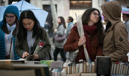 Llibres d'història en una parada de l'any passat.