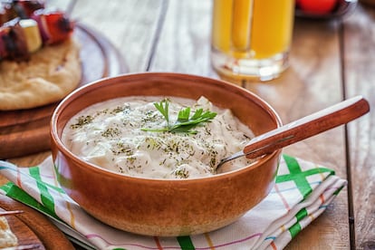Debajo de ese tzaziki hay patatas