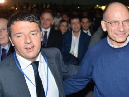 El l&iacute;der del PD, Matteo Renzi, y Enrico Letta, del mismo partido y primer ministro, el 15 de diciembre en Mil&aacute;n. 