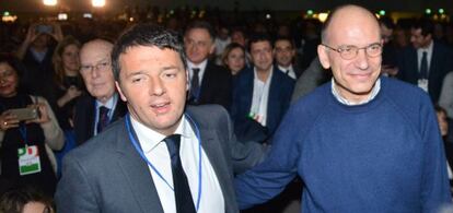 El líder del PD, Matteo Renzi, y Enrico Letta, del mismo partido y primer ministro, el 15 de diciembre en Milán.