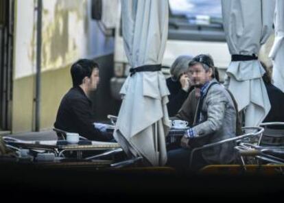 Els dos suposats agents en una reunió amb Gimeno.