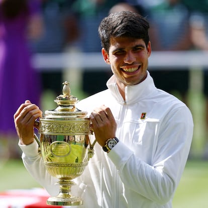 Tennis - Wimbledon - All England Lawn Tennis and Croquet Club, London, Britain - July 14, 2024 Spain's Carlos Alcaraz poses for a picture with the trophy after winning his men's singles final against Serbia's Novak Djokovic REUTERS/Hannah Mckay     TPX IMAGES OF THE DAY