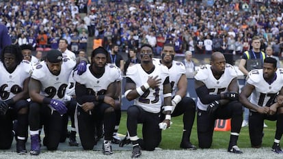 Los jugadores de los Ravens se arrodillan ante el himno.