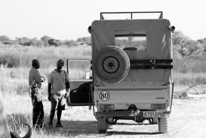 5.000 kilómetros cuadrados de naturaleza salvaje. Es la extensión de Moremi, uno de los lugares para hacer safaris con menos visitantes. En la imagen, dos guías hablan junto a uno de los Landrovers que se utilizan en el parque