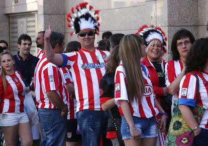 Unos aficionados del Atlético de Madrid esperan su turno para entrar al estadio Vicente Calderón donde podrán seguir el partido del final de Liga contra el FC Barcelona.