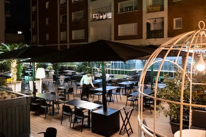 An empty restaurant in Madrid's Chamberí neighborhood on Thursday night.