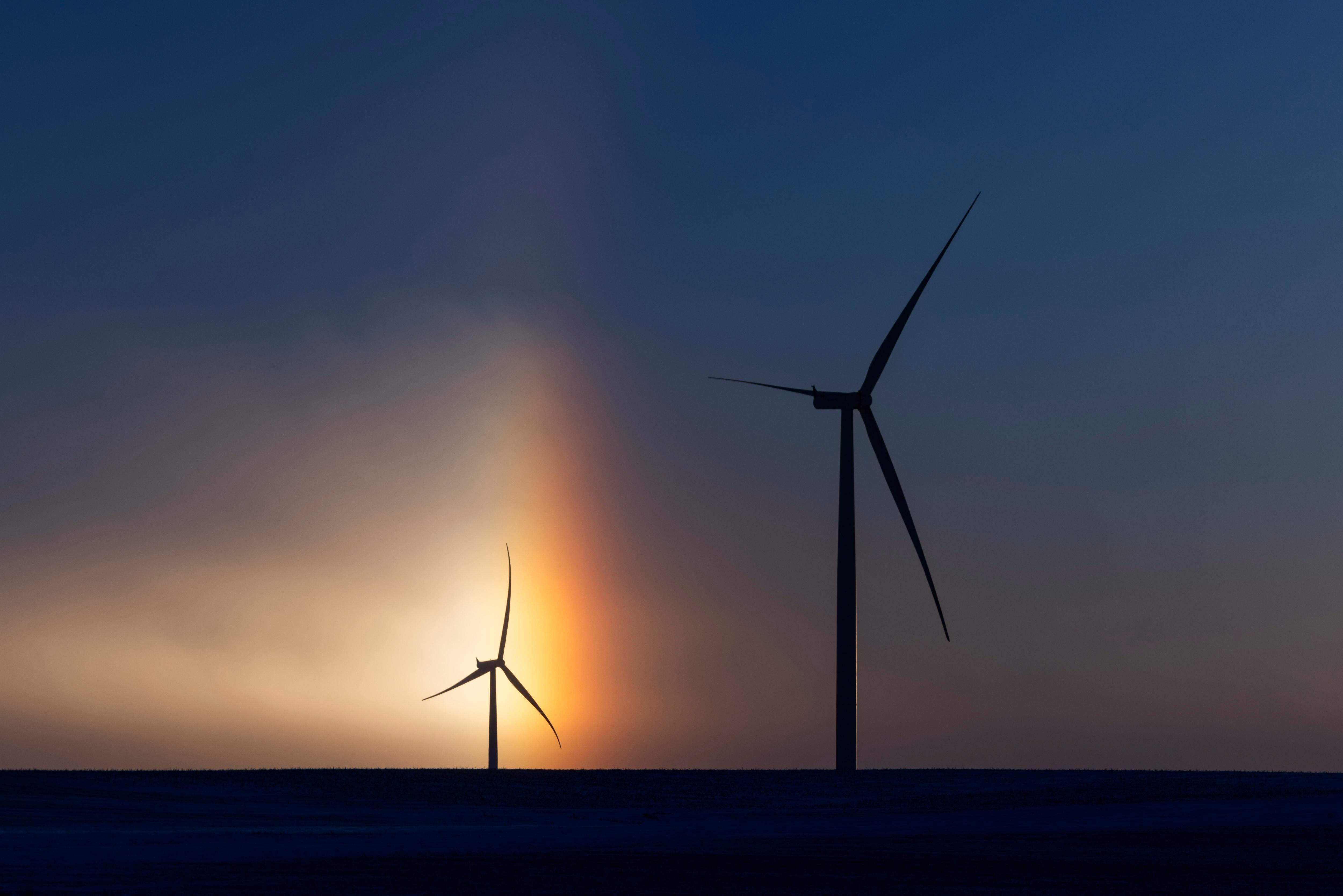 Un efecto solar detrás de turbinas eólicas en Wellsburg (Estado de Iowa). Es un efecto común en días muy fríos que se debe a la refracción de la luz en cristales de hielo al interior de las nubes.