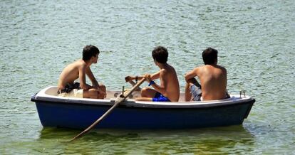 Jóvenes en el Parque del Retiro de Madrid.