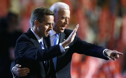 Biden padre e hijo, en un acto del partido en 2008.