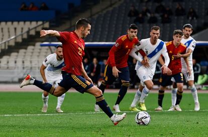 Sarabia ejecuta el penalti del 0-1, este jueves en Atenas.