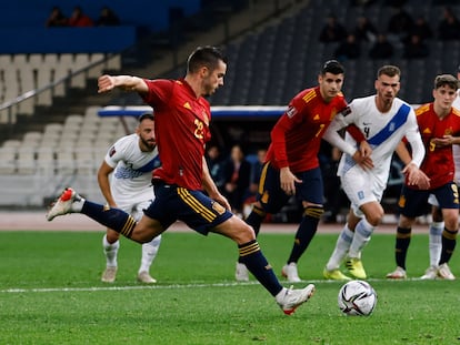 Sarabia ejecuta el penalti del 0-1, este jueves en Atenas.