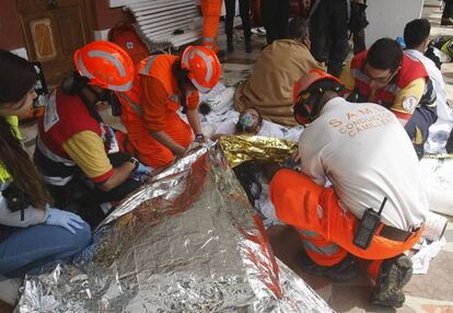 Los servicios de Emergencia atienden a uno de los heridos en el incendio de una vivienda en Alicante.