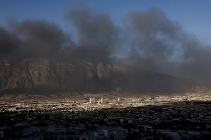 El humo ocasionado por los múltiples incendios obligó a las autoridades a activar una contingencia ambiental por la mala calidad del aire.