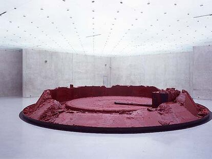 &#39;My Red Homeland&#39; (2003), escultura de Anish Kapoor instalada ahora en el CAC Málaga.