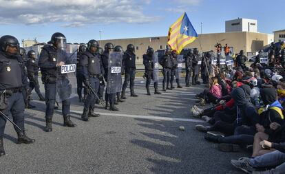 Unos manifestantes cortan este martes la AP7 de Girona.