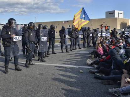 Unos manifestantes cortan este martes la AP7 de Girona.