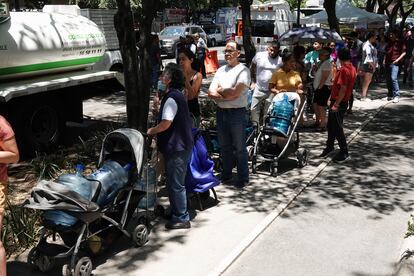 Vecinos acuden al parque Alfonso Esparza Oteo para abastecerse de agua, el 16 de abril.