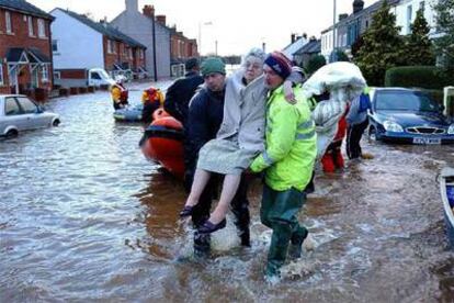 Una mujer es evacuada en la ciudad de Carlisle, en el noroeste de Inglaterra.