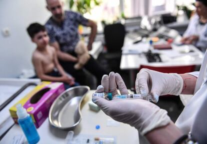 <b>Rumanía</b> <p>Más de 100 millones de niños de todo el mundo son inmunizados cada año contra la tuberculosis, la poliomielitis, el sarampión, la difteria, el tétanos, la tos ferina, la hepatitis B, la 'Haemophilus influenzae' tipo B y, en algunos países, la fiebre amarilla. Estas vacunas permiten salvar aproximadamente 2,5 millones de vidas cada año, según estimaciones de la Fundación Bill y Melinda Gates.</p> <p>En la imagen, un médico prepara una vacuna contra el sarampión durante una consulta el pasado 16 de abril en Bucarest (Rumanía). Unas 12.000 personas han contraído esta enfermedad desde finales de 2016 en el segundo país más pobre de la Unión Europea y 46 de ellas murieron. Entre las víctimas, hay 39 niños menores de tres años que no habían sido vacunados.</p>