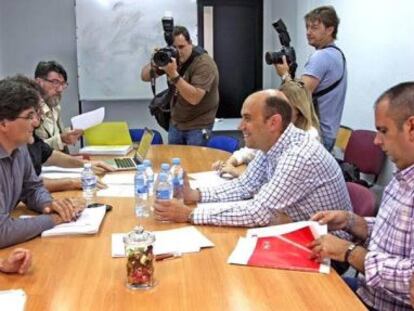 Los candidatos de Guanyar Alacant y el PSPV-PSOE, Miguel &Aacute;ngel Pav&oacute;n y Gabriel Ech&aacute;varri