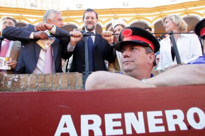 Mariano Rajoy, junto a Javier Arenas, durante una corrida en La Maestranza de Sevilla.