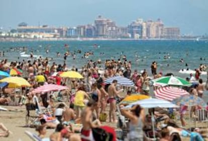 Cientos de personas en la playa de La Malvarrosa de Valencia. EFE/Archivo