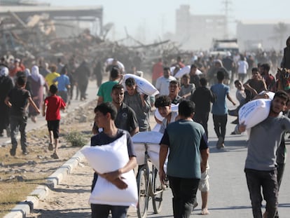 Niños palestinos caminando este miércoles hacia el punto de distribución de la Fundación Humanitaria de Gaza, en sur de la Franja.