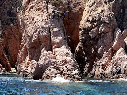 La via ferrata en los acantilados de Sant Feliu de Guíxols.