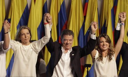 Juan Manuel Santos, con su esposa y su hija, celebra su victoria este domingo.