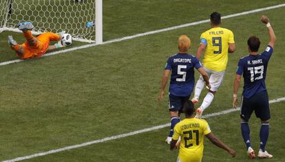 El portero de Japón Eiji Kawashima no consigue evitar el gol del empate de Colombia.