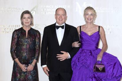 La princesa Carolina de Hannover y el príncipe Alberto II de Mónaco posan junto a su invitada de honor, Sharon Stone, en una gala que ha pasado de celebrarse en el Casino de Montecarlo a tener lugar en el Palacio del Príncipe.