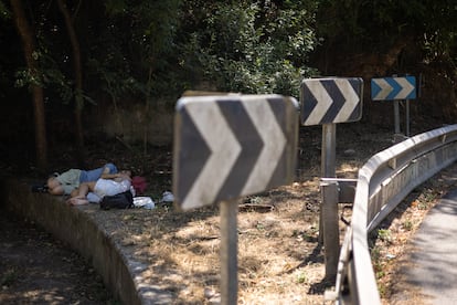 Benjamin y Laia, vecinos de Barcelona, toman el fresco en el 'revolt de les monges'