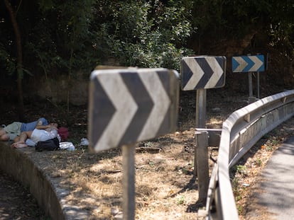 Benjamin y Laia, vecinos de Barcelona, toman el fresco en el 'revolt de les monges'