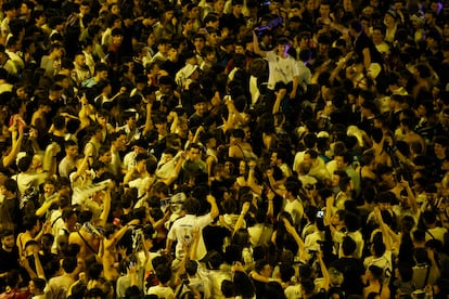 Aficionados del Real Madrid, en la Cibeles para celebrar la decimocuarta Copa de Europa. 