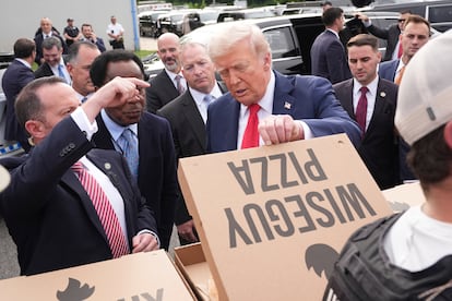 Donald Trump mira una pizza durante la reunión con miembros de la Guardia Nacional.