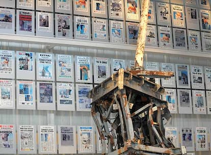 El museo dedica una de sus 14 galerías a la mañana del 11 de septiembre de 2001. Allí se pueden ver cientos de diarios de todo el mundo que abrieron sus ediciones con el atentado. En el centro de la sala se puede ver una antena parabólica que coronaba uno de los edificios atacados aquella mañana.