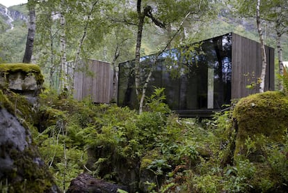 Estas siete cabinas (arriba, la sauna) con vistas a una cascada se apoyan en pilares de acero de apenas un centímetro de grosor. "Son como agujas, acupuntura sobre la roca", explica el arquitecto Jan Olav Jensen. Así no dañan un bosque protegido en el que ni siquiera podían meter máquinas. "Usé materiales ligeros porque había que cargarlos 100 metros andando". Para integrarse en el entorno, se abrieron grandes ventanales sin cortinas, la madera interior se pintó de negro y la exterior se envejeció con vitriolo de hierro. Solo alojan en verano. Desde 155 euros. <a href="http://www.juvet.com" target="_blank">www.juvet.com</a>