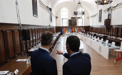 El Rey, con el presidente del Gobierno, momentos antes del inicio de la Conferencia de Presidentes en el Monasterio de Yuso.