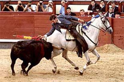 El rejoneador Sergio Galán, en uno de los pasajes de su actuación con el tercer toro de la tarde.