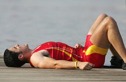 David Cal se tumba en el suelo, en un ejercicio de relajación, tras haber ganado la medalla de oro en la categoría C1 de 1.000 metros.