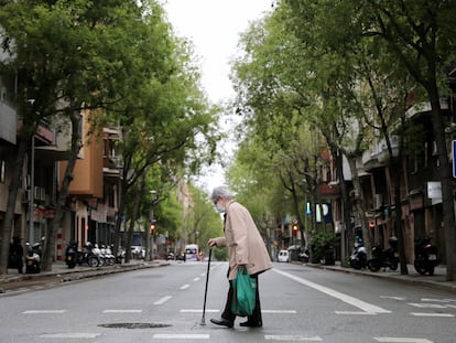 Una mujer mayor camina por las calles de Barcelona.