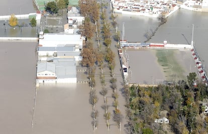 Campo de fútbol en la localidad de Lora del Río totalmente inundado. El nivel del agua ha superado los 40 centímetros en algunas calles de la localidad.