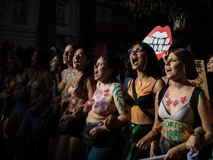 Un grupo de mujeres asisten a la manifestación por el Día Internacional de la Mujer en Santiago, Chile.