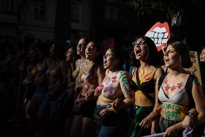 mujeres durante una manifestación por el 8M en Chile