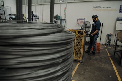 Un trabajador fabrica piezas metálicas para aparatos electrónicos y electrodomésticos en Querétaro, México, en febrero de 2022.