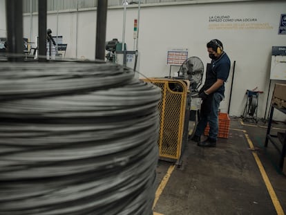 Un trabajador fabrica piezas metálicas para aparatos electrónicos y electrodomésticos en Querétaro, México, en febrero de 2022.