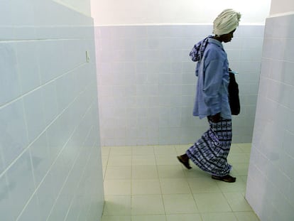 Una mujer en un centro de la Cruz Roja para sida en Uagadugu (Burkina Faso, antes Alto Volta).