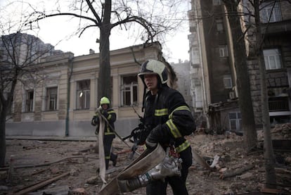 Dos bomberos trabajan en las tareas de rescate en el barrio de Pechersk, en Kiev, por un ataque ruso con drones, este miércoles.