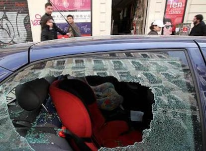 Ventanilla rota de un turismo aparcado en la calle del Duque de Alba, tras los disturbios.