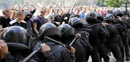 Fuerzas de seguridad ucranias simulan un enfrentamiento con manifestantes, este lunes en Odesa.